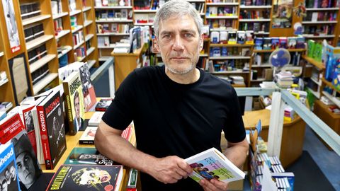 Fernando L�pez Dom�nguez, due�o de la librer�a La Libroteca, en Vigo. 