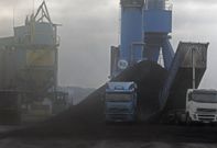 Parte del carb�n de coque ya se descarga en las instalaciones de punta Langosteira. 