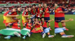Anxo Rodr�guez y Andr�s Anta��n, portando distintivos del Celta, celebrando con compae�eros de la selecci�n espa�ola sub-19 el tirunfo en el Europeo.