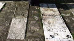 D�as l�pidas en galego no cemiterio de Nande, en Laxe: unha � de 1975, e outra, de 1978. Ambas, do pai e nai dun crego. casal