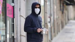Un joven le llevaba la comida a su suegra este domingo por el centro de Vigo