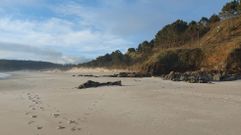 Playa de Pragueira, Sanxenxo: hace un mes el arrastre de arena dej� al descubierto un metro y medio de altura de la roca que ahora casi est� cubierta otra vez