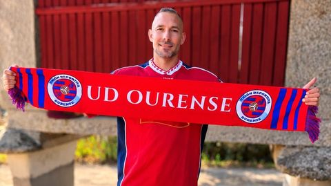David Ferreiro posa orgulloso con los colores del club de O Couto