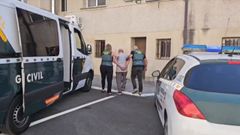El detenido custodiado por dos agentes de la Guardia Civil