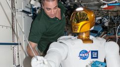 O astronauta da NASA Chris Cassidy traballa na estaci�n espacial internacional co Robonaut 2