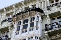 La ca�da de cascotes y de una vara de madera a la plaza no da�� a nadie.