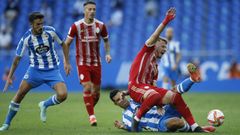 Miku trata de llegar al baln durante el encuentro ante la Ponferradina