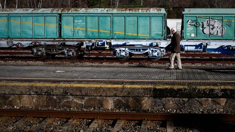 Un vecino paseando por los andenes de la estacion de O Carballi�o