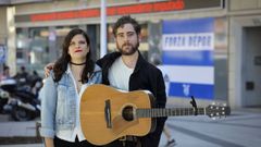 Silvia R�bade y Carlos Tajes, que integran el grupo Escuchando elefantes, ofrecieron un peque�o recital en la zona de Cuatro Caminos que tambi�n pudo seguirse a trav�s de Radio Voz. 