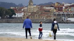 Paseantes en la playa de San Lorenzo de Gijn