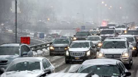 Vista del tr�fico por el puente de Brooklyn.