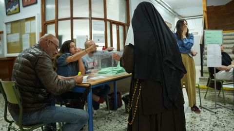 Dos monjas acuden a votar en Sevilla