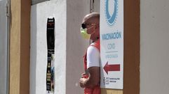 Un voluntario de la Cruz Roja, en la puerta del centro de vacunaci�n de Monforte