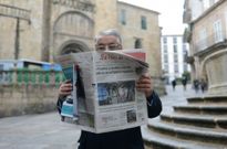Un lector de La Voz, con el peri�dico, en pleno casco hist�rico de la capital. 