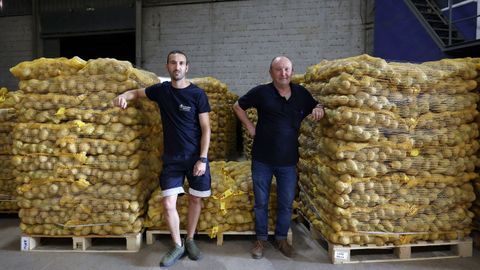 Marcos e Luciano Besada, fillo e pai no almac&eacute;n de Patatas Besada en Alba, Pontevedra