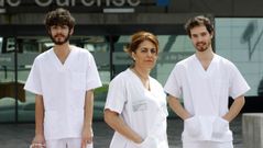 Adri�n, Conchi y Jacobo, frente al edificio nuevo del CHUO