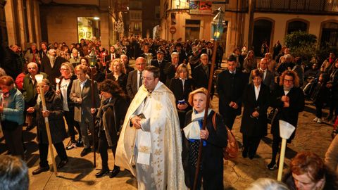 Una numerosa comitiva acompañó a la Dolorosa en Noia