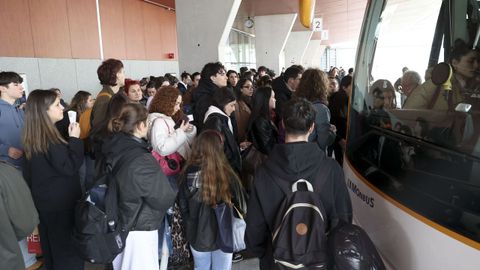 Colas para acceder a los autobuses en Santiago