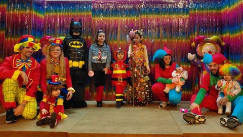 Finalistas del concurso de disfraces en el carnaval circense organizado por comerciantes de Os Castros