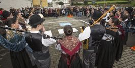A m�sica e as letras xunt�ronse onte dentro e f�ra do Centro Cultural de Ponteceso para lembrar a Neira Vilas. 
