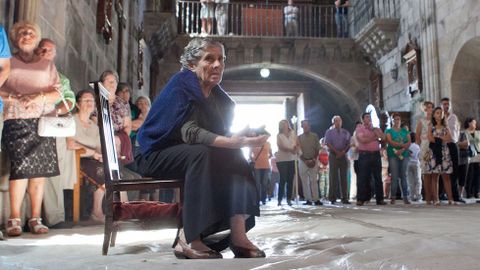 María Soto Montero, asistenta en la casa rectoral, murió asfixiada por los asaltantes. En la foto, durante un acto religioso en Escravitude