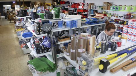 La ferretería es la otra parte de la tienda de la cooperativa en A Capela