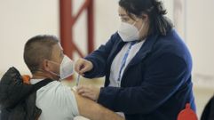 Uno de los participantes en la vacunaci�n masiva del s�bado en FIMO recibiendo su primera dosis de AstraZeneca
