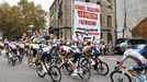 Protestas denunciando el genocidio de Palestina mientras los corredores de La Vuelta a Espaa pasan por Pontevedra.