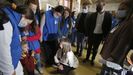 Fabiola Garca salundado al hijo de una de las voluntarias ucranianas durante su visita al almacn de AGA-Ucrana en A Corua