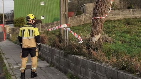 Los bomberos del parque comarcal en Cee sealizan un poste que puede ser peligroso