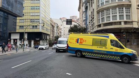 Ambulancia en Juan Fl�rez este martes por la ma�ana para atender a un peat�n que fue atropellado por una furgoneta