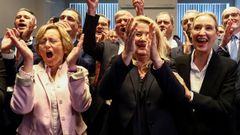 Kristin Brinker, candidata principal del partido de ultraderecha Alternativa para Alemania (AfD), y Alice Weidel, col�der, reaccionan ante los sondeos a pie de urna tras el cierre de la votaci�n en las elecciones estatales de Berl�n.