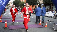 Corredores vestidos de Papa Noel en A trintaeundoce de Narn del 2023. 