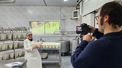 Santiago Rodr�guez, investigador postdoctoral, con Marta Fern�ndez Mart�nez de la Queser�a Ca Sanchu, en una entrevista de trabajo.