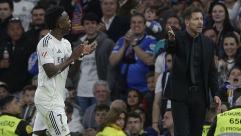 Vinicius aplaude a la afici&oacute;n del Real Madrid, mientras Simeone le recrimina su actitud cuando fue sustituido en el derbi madrile&ntilde;o