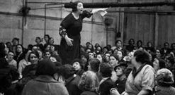 Una mujer se dirige a un grupo de compaeras amotinadas en la revolucin de las faeneras, en Mlaga (1918)