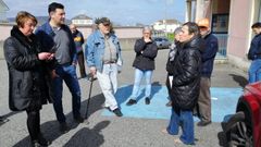 A la derecha, de lado y en primer plano, Ethel V�zquez, conselleira de Infraestruturas, con el portavoz del PP en Foz (segundo por la izquierda) y vecinos, a las puertas del local sociocultural de Nois, donde no lleg� a celebrarse la reuni�n que preve�a mantener con asociaciones vecinales