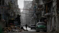 Un hombre camina por una calle de La Habana