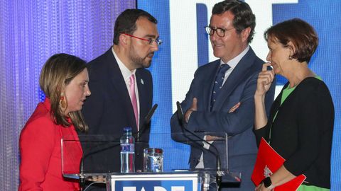 El presidente de la CEOE, Antonio Garamendi (2d), ell presidente del Principado de Asturias, Adrin Barbn (2i), la presidenta de la patronal asturiana, Mara Calvo (i), y la alcaldesa de Gijn, Carmen Moriyn (d), participan en la asamblea de la Federacin Asturiana de Empresarios (FADE) celebrada este viernes en Gijn