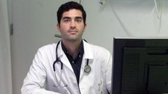 Javier L�pez Rosell es uno de los 19 m�dicos de familia inscritos en la bolsa de personal voluntario para hacer guardias en PAC de Pontevedra y O Saln�s