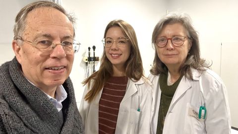 Ignacio, el paciente, en el centro de salud con su m&eacute;dica de cabecera, Mar&iacute;a Jes&uacute;s, su mujer, y su hija Ver&oacute;nica, de rotatorio.
