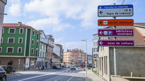 Vista general de la Avenida Fisterra, la principal de A Laracha