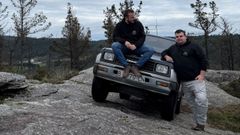 Sergio y Camilo, con el Daihatsu Feroza con el que correr�n.