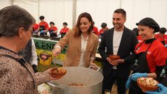 Carmela L�pez y Rub�n Garc�a probando la enfari�ada en Trabada