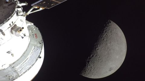 La nave Orion junto a la Luna, en fase de creciente.