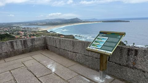 El panel instalado en el mirador de O Para�o, en Valdovi�o, con la playa de A Frouxeira al fondo