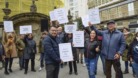 Los participantes en la concentración convocada por Asovedra, la asociación de venezolanos de Pontevedra, exhibieron carteles con sus demandas