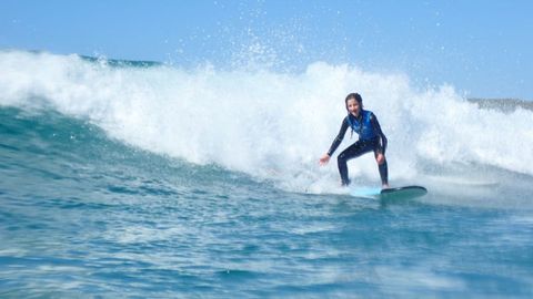 En la imagen, una alumna de la escuela Alawa Surf de Valdoviño