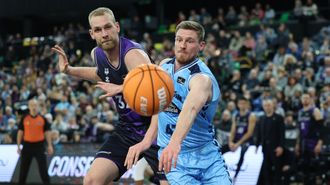 El local Hlinason y el breoganista Kurucs, en una pugna por el bal&oacute;n.