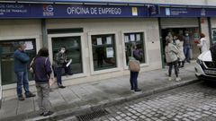 Imagen de archivo de las colas ante una oficina de empleo